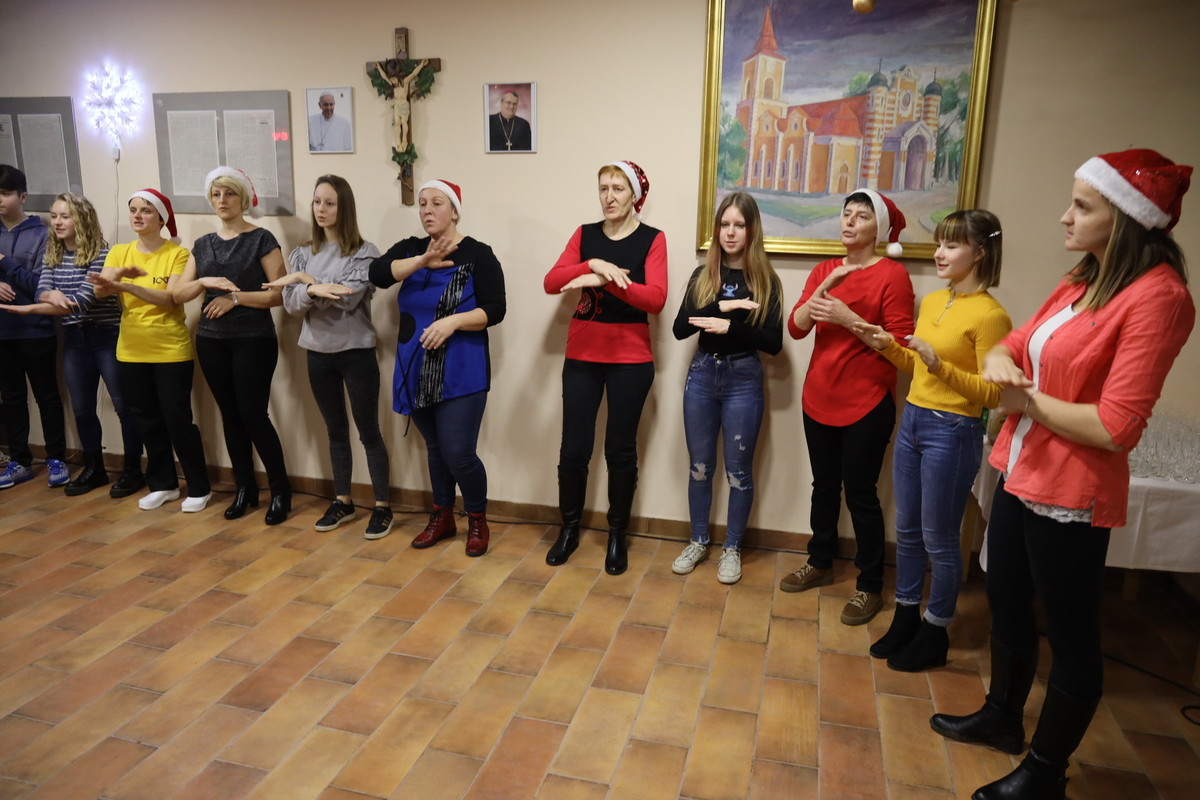 Zaposleni so z mladostnim elanom popestrili silvestrsko vzdušje v domu Janka Škrabana v Beltincih, 30. 12. 2019<br>(Avtor: Milan Skledar)