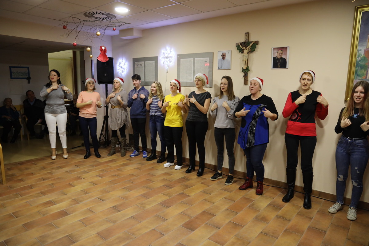 Zaposleni in otroci osnovne šole I. iz M. Sobote so združno zapeli v znakovnem jeziku<br>(Avtor: Milan Skledar)