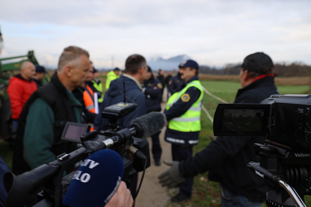 Kmetje, policija in kamere<br>(Avtor: Milan Skledar)