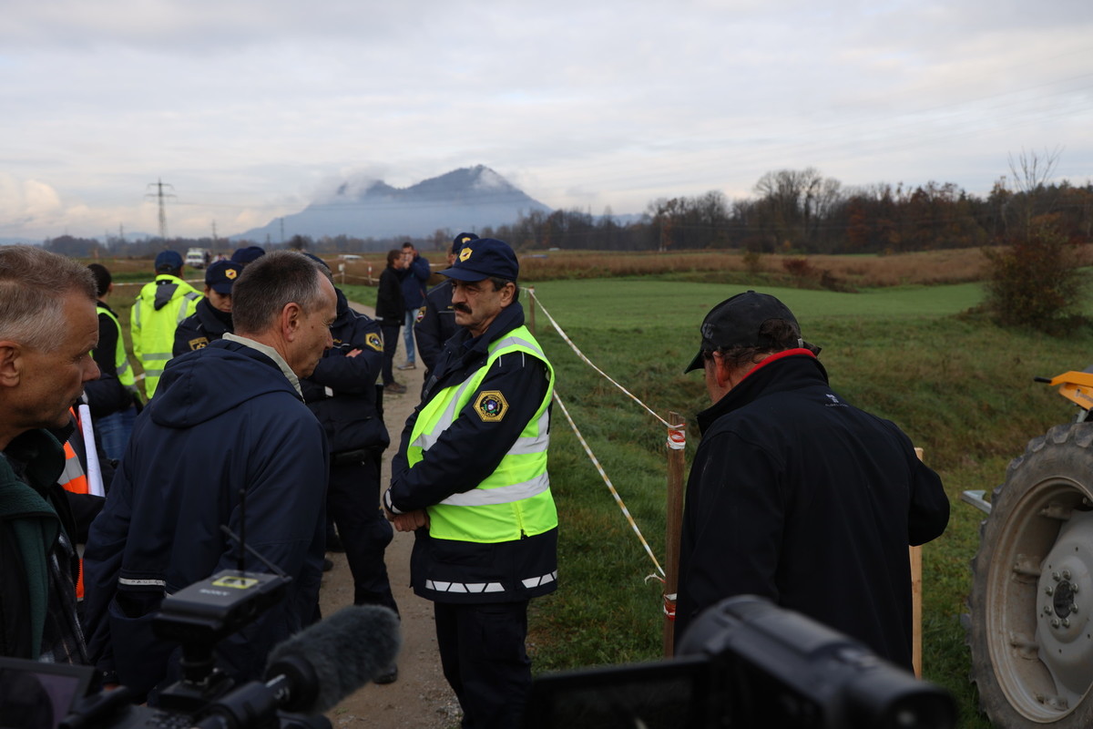 Kmetje, policija in kamere<br>(Avtor: Milan Skledar)