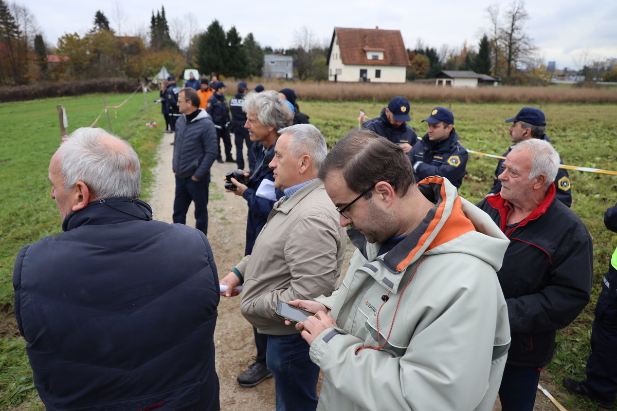 Zaskrbljeni kmetje, za njimi pa veliko število policistov.<br>(Avtor: Milan Skledar)