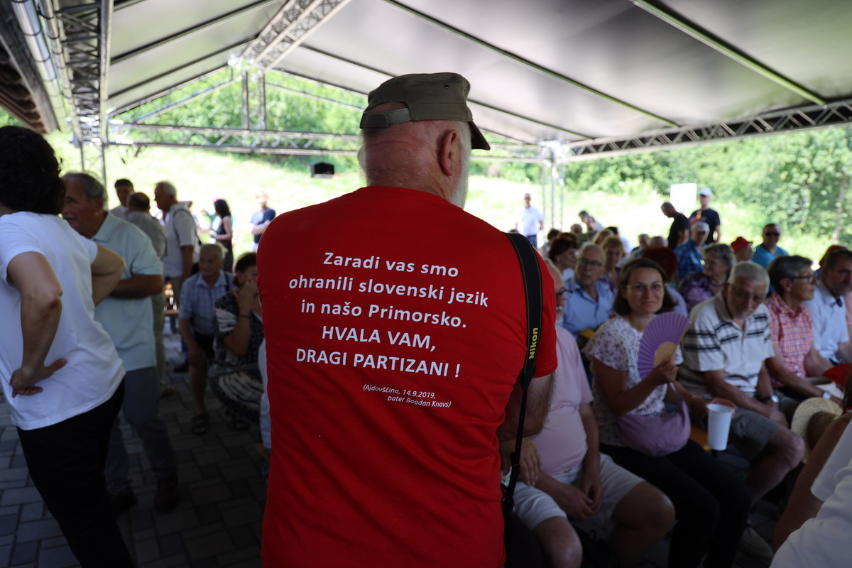 Zaradi vas smo ohranili slovenski jezik in našo Primorsko! Hvala vam, dragi partizani!<br>(Avtor: Milan Skledar)