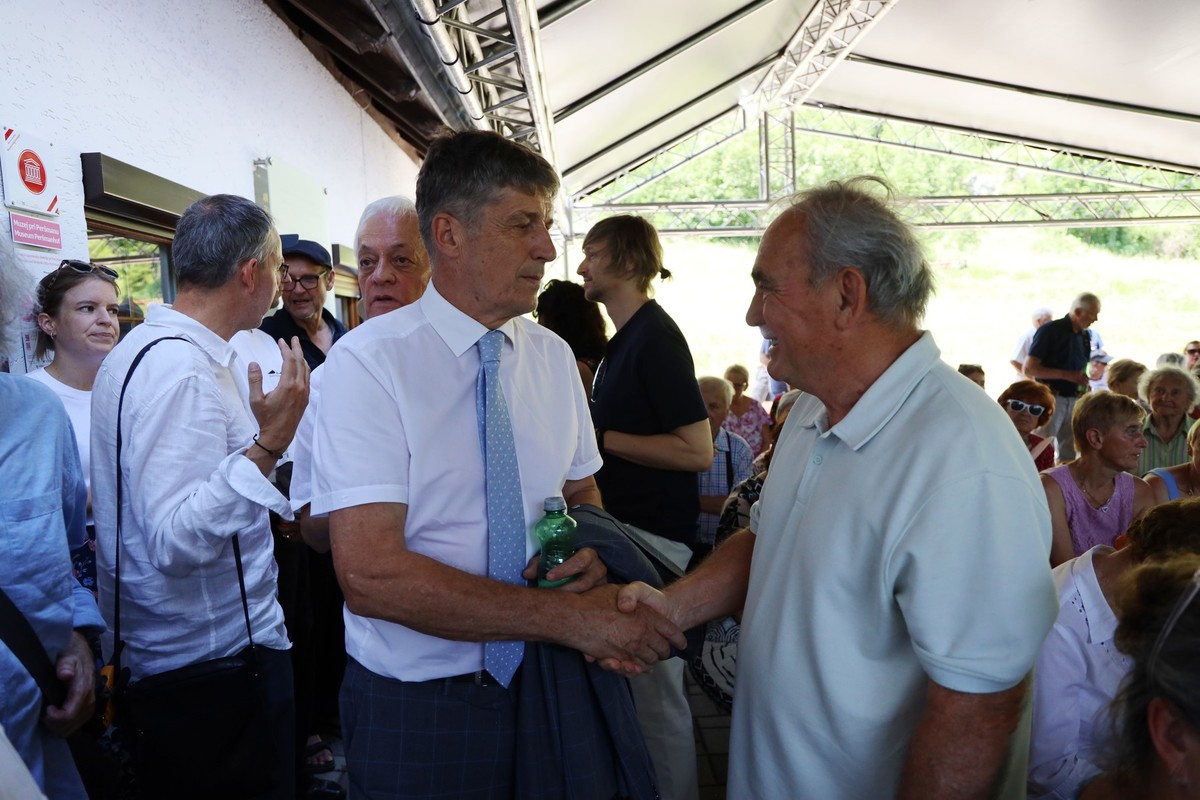 Borut Sajovic, poslanec Svobode v Državnem zboru v pogovoru z Matjažem Špatom, predsednikom taboriščnega odbora Ravensbrück  pri ZZB NOB<br>(Avtor: Milan Skledar)