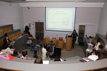 Asist. mag. Janka Čarman na novinarski konferenci Pravi moški, 2018<br>(Avtor: Milan Skledar)