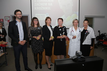 dr. Matej Gregorič, Nacionalni inštitut za javno zdravje; asist. mag. Janka Čarman dr. med., Onkološki inštitut Ljubljana; Mojca Gobec, dr. med., generalna direktorica Direktorata za javno zdravje, Ministrstvo za zdravje RS; Ana Žličar, predsednica Društva onkoloških bolnikov Slovenije; dr. Nada Rotovnik Kozjek, dr. med., strokovnjakinja za klinično in športno prehrano, Onkološki inštitut Ljubljana; Breda Brezovar Goljar, Društvo onkoloških bolnikov Slovenije<br>(Avtor: Milan Skledar / S-tv)