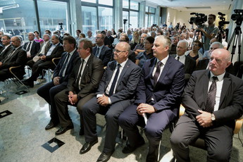 Udeleženci na žalni seji ob smrti Ivana Omana<br>(Avtor: Milan Skledar)