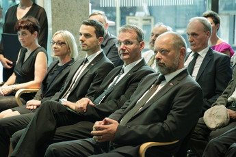 Udeleženci na žalni seji ob smrti Ivana Omana<br>(Avtor: Milan Skledar)