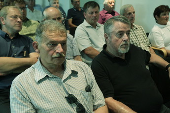 Udeleženci na žalni seji ob smrti Ivana Omana<br>(Avtor: Milan Skledar)