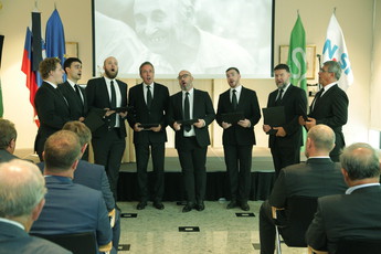 Glasbena točka na Žalni seji ob smrti Ivana Omana<br>(Avtor: Milan Skledar)