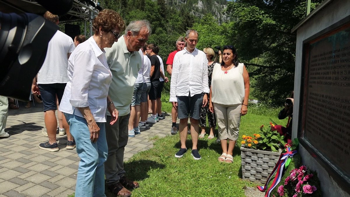 Matjaž Špat, predsednik taboriščnega odbora Ravensbrück je položil venec ob spomeniku na domačiji/muzeju/ Peršman v Železni Kapli<br>(Avtor: Milan Skledar)