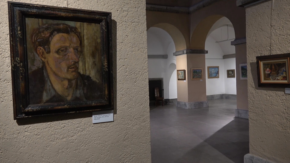 V razstavnem prostoru Zgodovinskega atrija v Mestni hiši so izobešena platna Radeta Mikačića<br>(Avtor: Milan Skledar)