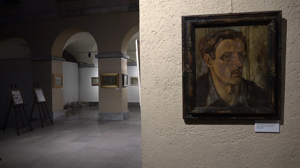 V razstavnem prostoru Zgodovinskega atrija v Mestni hiši so izobešena platna Radeta Mikačića<br>(Avtor: Milan Skledar)