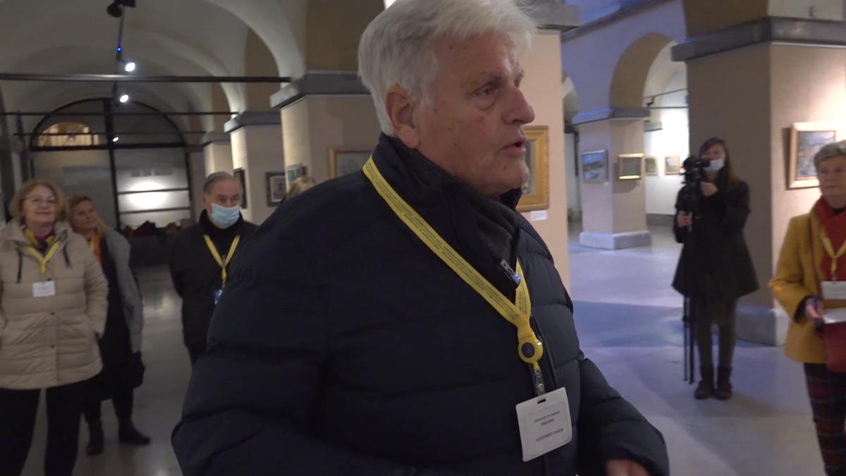 V razstavnem prostoru Zgodovinskega atrija v Mestni hiši so izobešena platna Radeta Mikačića<br>(Avtor: Milan Skledar)