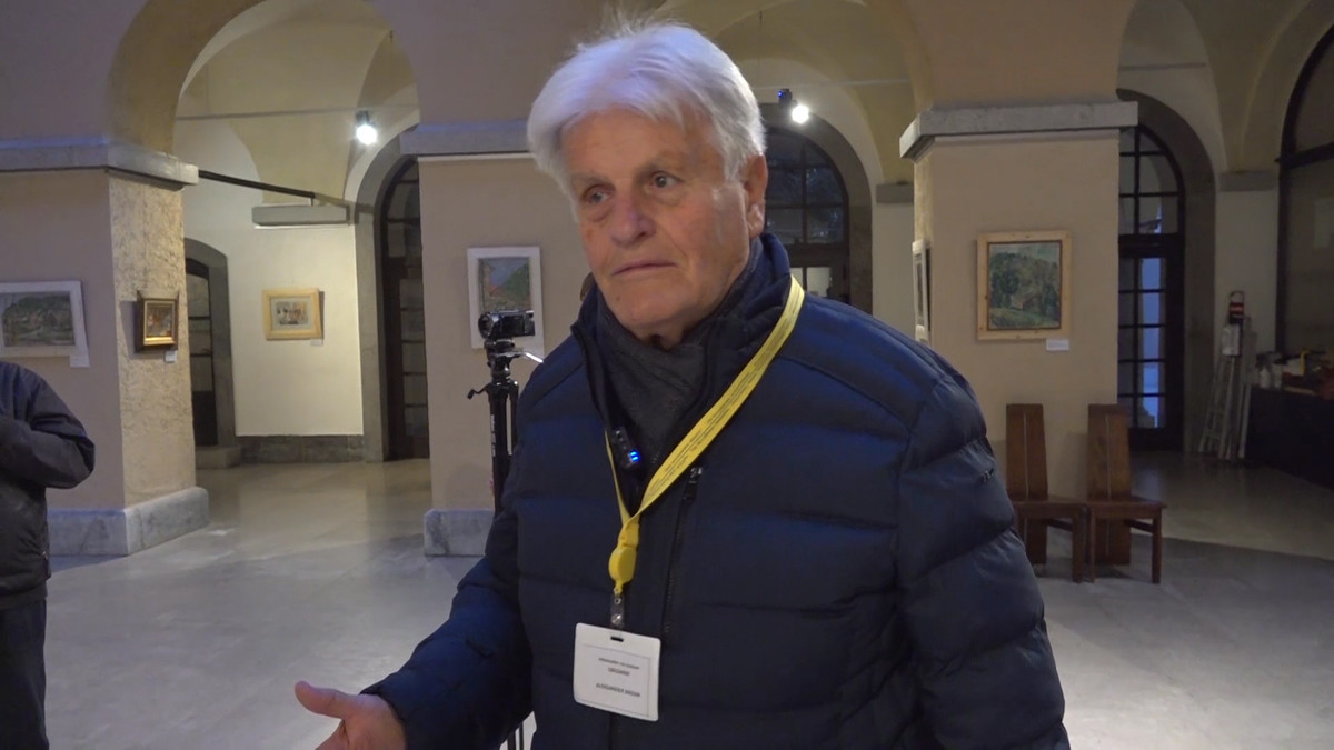 Aleksander Bassin. V razstavnem prostoru Zgodovinskega atrija v Mestni hiši so izobešena platna Radeta Mikačića<br>(Avtor: Milan Skledar)