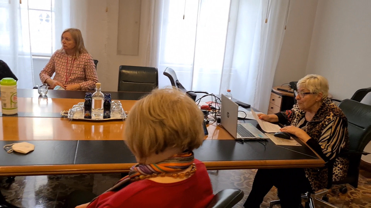 Slikarjeva hčera, dr. Marija Turnšek Mikačić z gostjami med odprtjem razstave OBUJANJE<br>(Avtor: Milan Skledar)