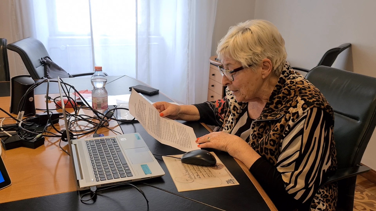 Slikarjeva hčera, dr. Marija Turnšek Mikačić med odprtjem razstave OBUJANJE<br>(Avtor: Milan Skledar)