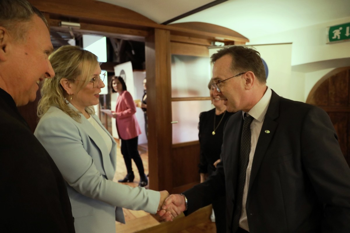 Mateja Čalušić, kmetijska ministrica in Tomo Wankmüller, dr. vet. med., predsednik Veterinarske zbornice Slovenije ter mag. Marjan Tacer, dr. vet. med., predsednik SVP VZbSi, 2025<br>(Avtor: Pia Skledar, S-tv)