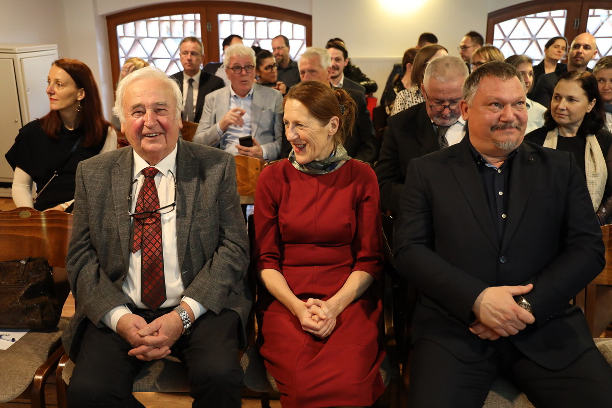 Dobitniki plaket (z leve proti desni): Viktor Štokojnik, dr. vet. med., Urška Trebovc, dr. vet. med., izr. prof. dr. Ožbalt Podpečan, dr. vet. med.<br>(Avtor: Pia Skledar, S-tv)