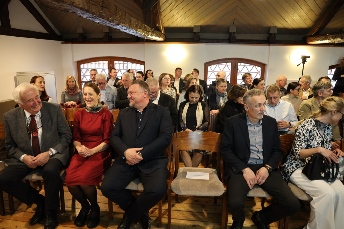Dobitniki plaket (z leve proti desni): Viktor Štokojnik, dr. vet. med., Urška Trebovc, dr. vet. med., izr. prof. dr. Ožbalt Podpečan, dr. vet. med.) in gosta Uprave za varno hrano, veterinarstvo in varstvo rastlin (UVHVVR) namestnik generalne direktorice Matjaž Guček, dr. vet. med. in vodja Sektorja za zdravje in dobrobit živali Damjana Grobelšek, dr. vet. med.<br>(Avtor: Pia Skledar, S-tv)