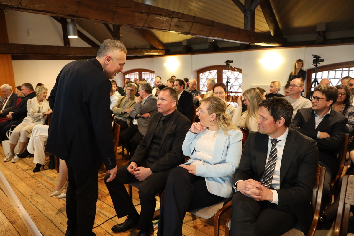Slavnostna akademija Veterinarske zbornice Slovenije.  Ob kmetijski ministrici Mateji Čalušić in predsedniku VZbSi Tomu Wankmüllerju, dr. vet. med., predsednik, namestnik generalne direktorice Matjaž Guček, dr. vet. med. (stoji) in podpredsednika VZbSi  mag. jure Pipp, dr. vet. med. (na desni) 2025<br>(Avtor: Pia Skledar, S-tv)