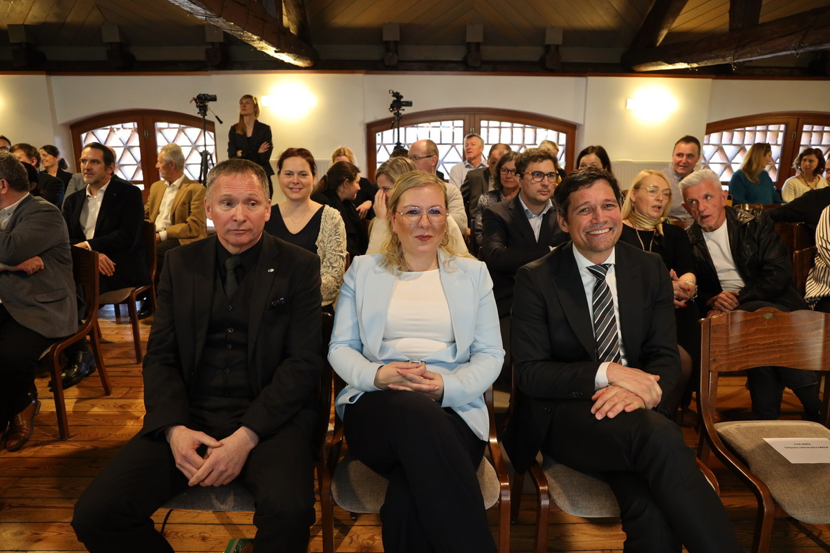 Mateja Čalušić, kmetijska ministrica in Tomo Wankmüller, dr. vet. med., predsednik VZBSi (na levi) in mag. jure Pipp, dr. vet. med. (na desni) 2025 na slavnostni akademiji Veterinarske zbornice Slovenije, 2025<br>(Avtor: Pia Skledar, S-tv)
