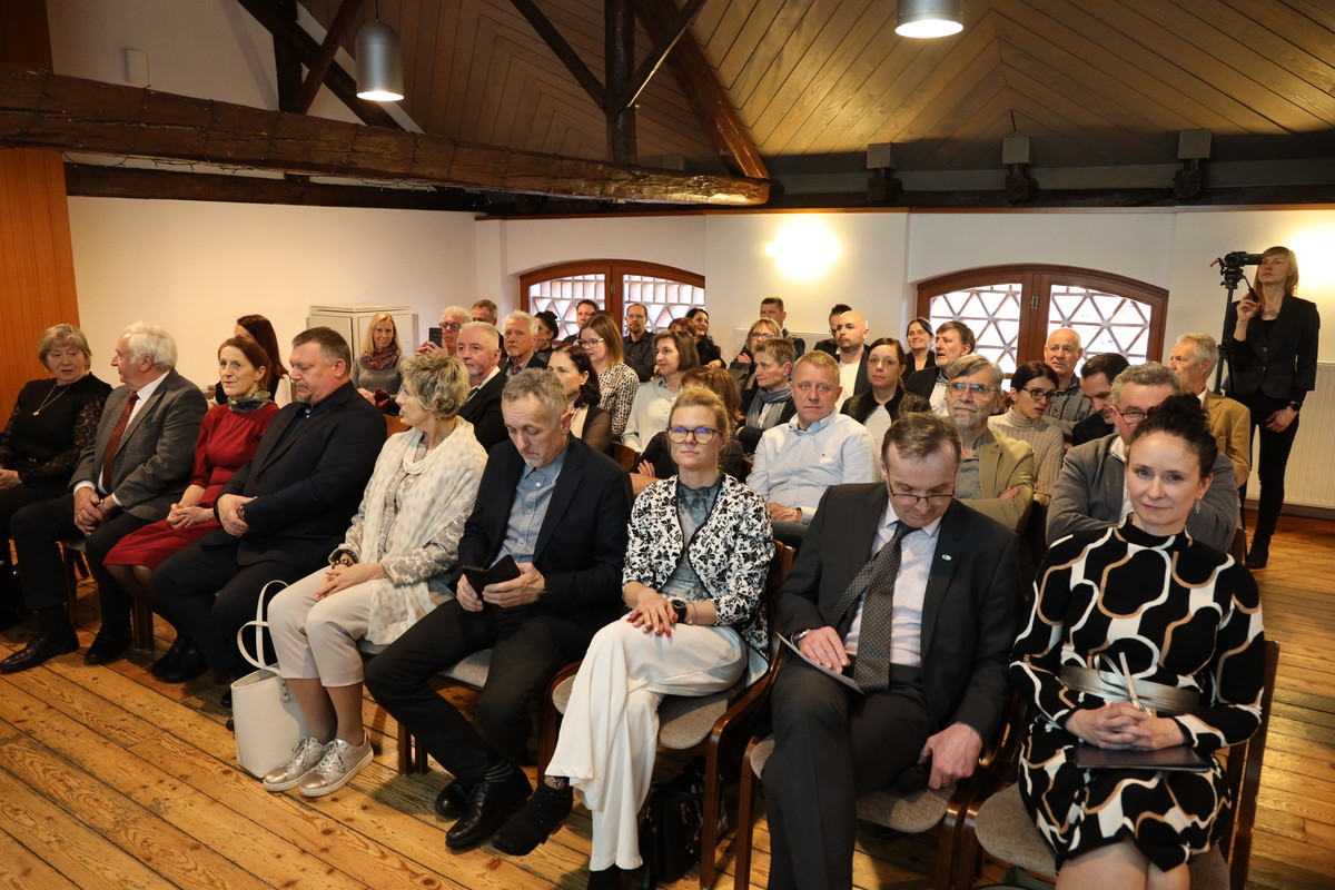 Generalna direktorica Vida Znoj, dr. vet. med., mag. Marjan Tacer, dr. vet. med., vodja Sektorja za zdravje in dobrobit živali Damjana Grobelšek, dr. vet. med., namestnik generalne direktorice Matjaž Guček, dr. vet. med., mag. Breda Hrovatin, dolgoletna vodja omenjenega sektorja, dobitniki plaket: izr. prof. dr. Ožbalt Podpečan, dr. vet. med., Urška Trebovc, dr. vet. med., Viktor Štokojnik, dr. vet. med. in direktorica VZbSi Anita Kermavnar, dr. vet. med. <br>(Avtor: Pia Skledar, S-tv)