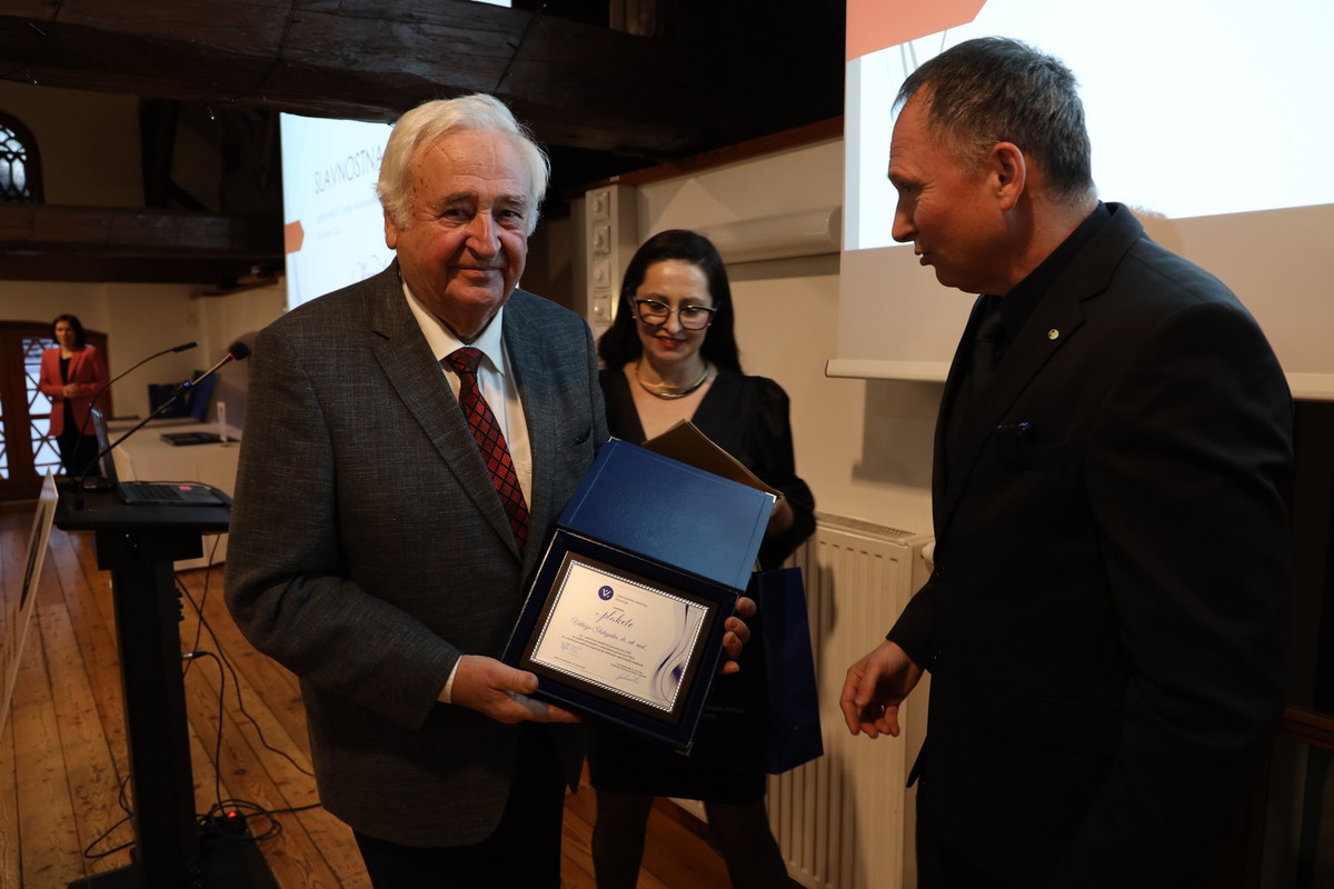 Viktor Štokojnik, dr. vet. med., prejemnik plakete VZbSi<br>(Avtor: Pia Skledar, S-tv)
