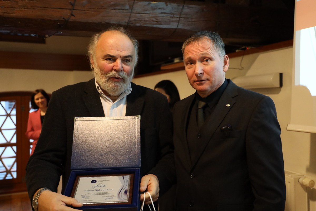 Doc. dr. Borut Zemljič, dr. vet. med., prejemnik plakete VZbSi<br>(Avtor: Pia Skledar, S-tv)