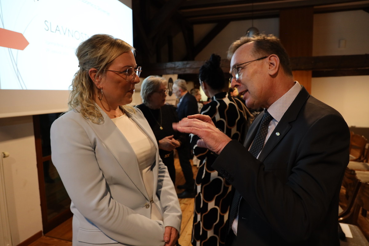 Mateja Čalušić, kmetijska ministrica in  mag. Marjan Tacer, dr. vet. med., predsednik Sekcije veterinarskih praktikov<br>(Avtor: Pia Skledar, S-tv)